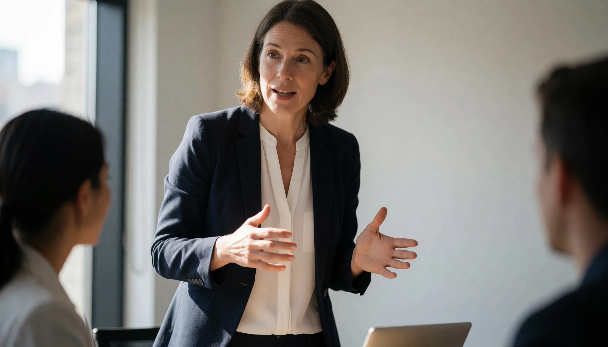 Scène professionnelle — Identifier les étapes clés pour structurer un plan de communication interne autour d’initiatives digitales